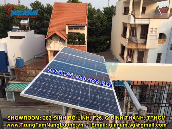 12 tấm pin năng lượng mặt trời của nhà ông Nguyễn Đình Lưu.