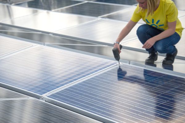 Lấy điện từ năng lượng mặt trời ngày càng phổ biến. (Hình: Getty Images)